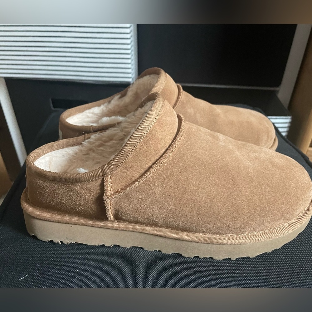 WOMENS SIZE 9 UGGS